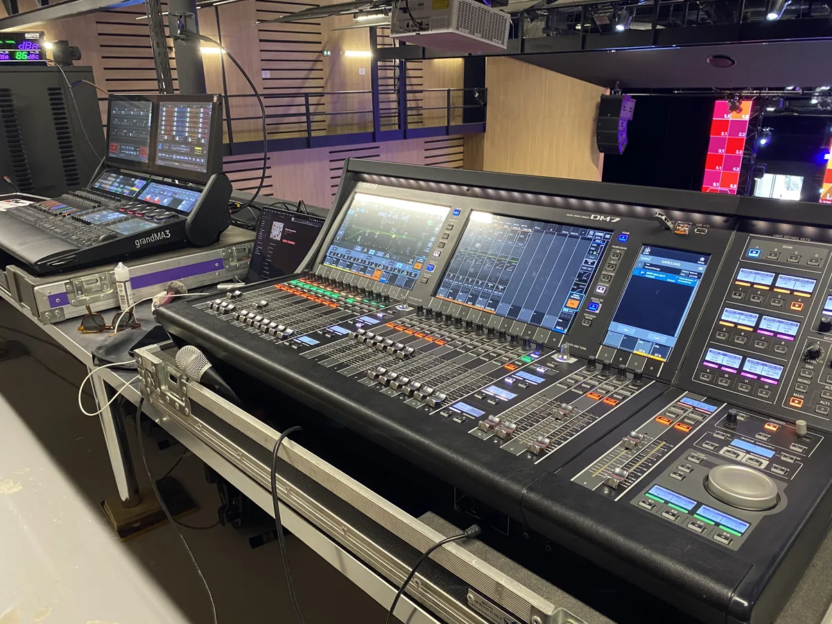 Console de mixage son numérique et poste de régie
