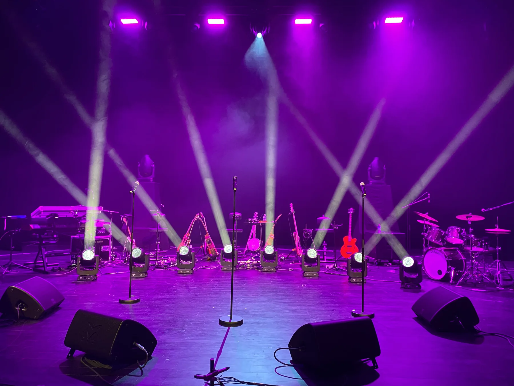Scène préparée avec instruments, retours et faisceaux lumineux