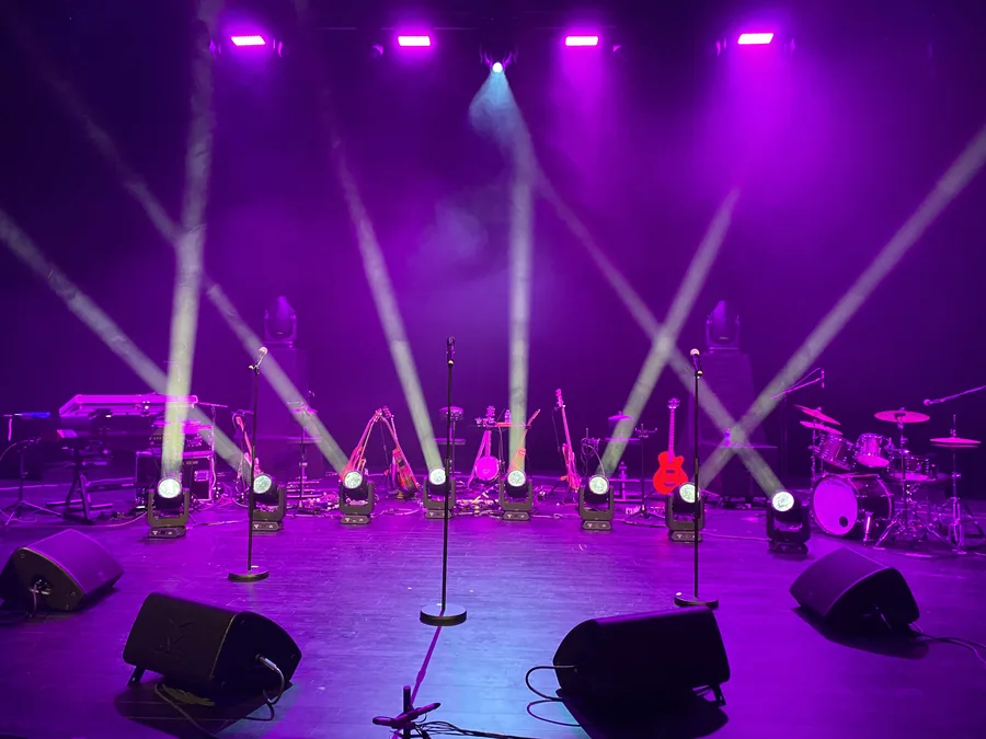 Scène préparée, instruments et faisceaux lumineux